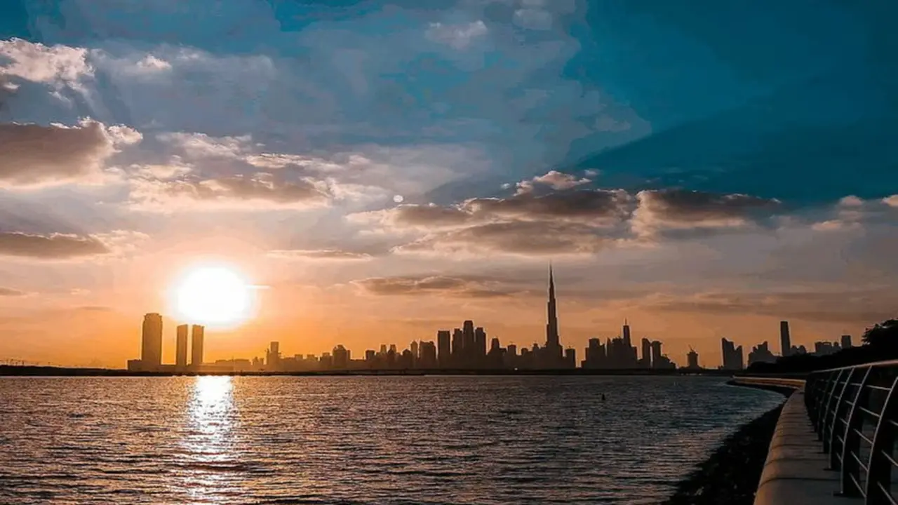 الإمارات تتوقع طقسًا صحوًا إلى غائم جزئيًا غدًا
